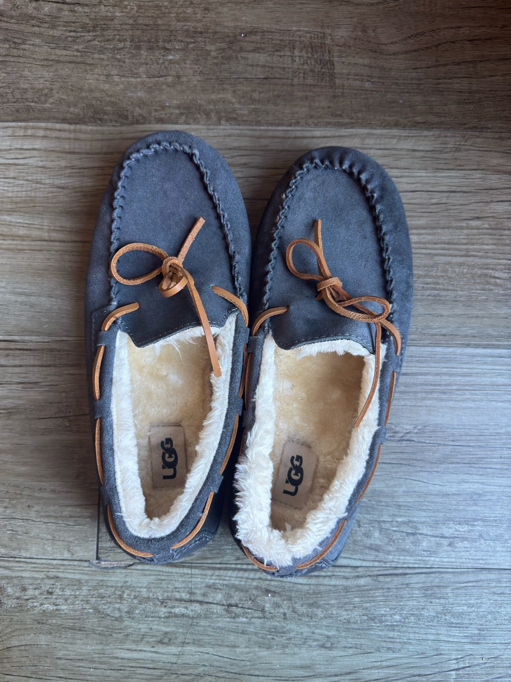 UGG Women's Dakota Slippers featuring a cozy white fleece lining fits women 8.5